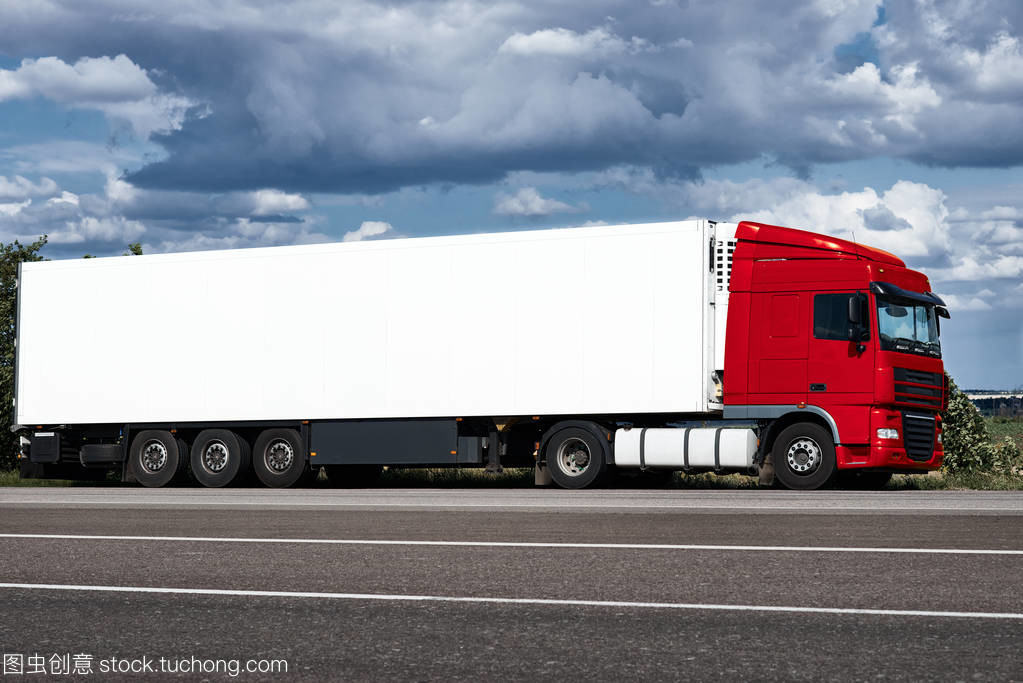 道路与白色的空容器,蓝蓝的天空,货物运输概念上卡车